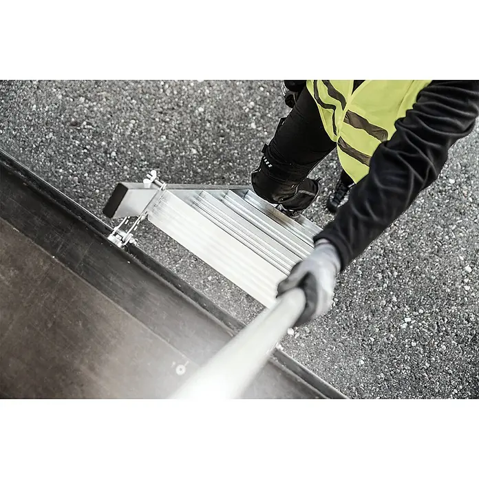 Munk Anlegeleiter Stufen-Anlegeleiter LKW inkl. Magnet Montagesatz mit 5 Stufen und Ausstiegs - Anzahl Tritte: 5 Stk., Arbeitshöhe: 3.150 m, Aluminium - Arbeiter steigt auf eine silberne Aluminium-Zugangsrampe zum sicheren Klettern oder Beladen.
