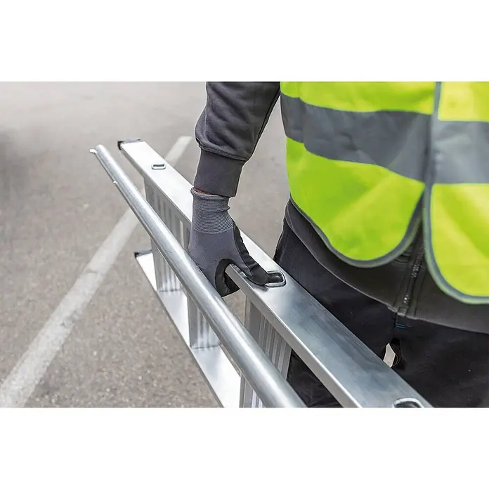 Munk Anlegeleiter Stufen-Anlegeleiter LKW inkl. Magnet Montagesatz mit 5 Stufen und Ausstiegs - Anzahl Tritte: 5 Stk., Arbeitshöhe: 3.150 m, Aluminium - Person in Warnweste und Handschuhen trägt eine silberne Aluminiumleiter.