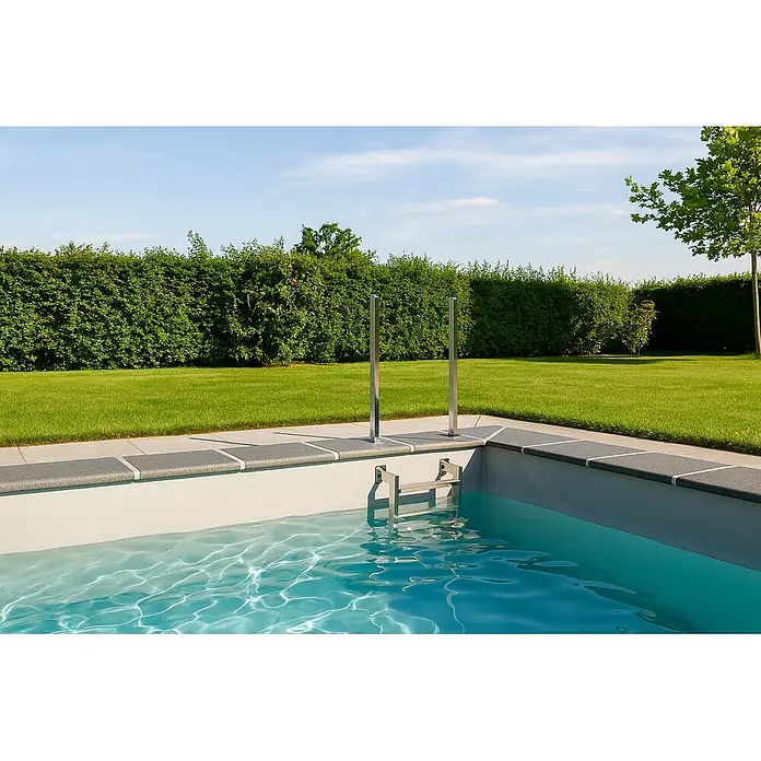 Ideal Eichenwald Anlegeleiter Poolleiter Modell 12.3 Klassik Beckentiefe 780mm 2 Stufen - Anzahl Tritte: 2 Stk., Belastbarkeit: 120 kg, Edelstahl - Moderner Pool mit klarem blauem Wasser, grau-weißem Rand und einer silbernen Metallleiter.