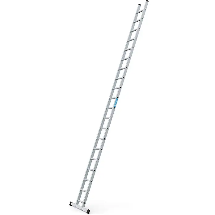 Zarges Anlegeleiter Strato DL gebördelte Sprossenanlegeleiter 20 Sprossen - Anzahl Tritte: 20 Stk., Arbeitshöhe: 6.500 m, Aluminium - Lange, silberne Aluminiumleiter mit schwarzen Anti-Rutsch-Füßen und blauem Logo.
