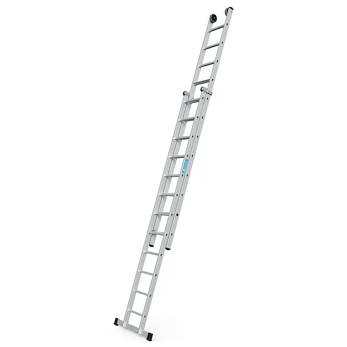 Zarges Anlegeleiter Schiebeleiter Everest Plus 2E 2x12 Stufen - Anzahl Tritte: 12 Stk., Arbeitshöhe: 7.000 m, Aluminium - Silberne Aluminium-Schiebeleiter, voll ausgefahren, mit oberen Rollen und rutschfesten Füßen.