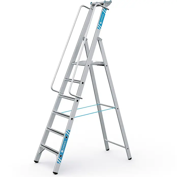 Zarges Anlegeleiter gebördelte Stehleiter Meistertritt S mit großer Plattform und Ablage 6 St - Anzahl Tritte: 6 Stk., Arbeitshöhe: 3.600 m, Aluminium - Silberne Aluminium-Stufenleiter mit Plattform, Sicherheitsgeländern und blauem Stabilisierungsband.
