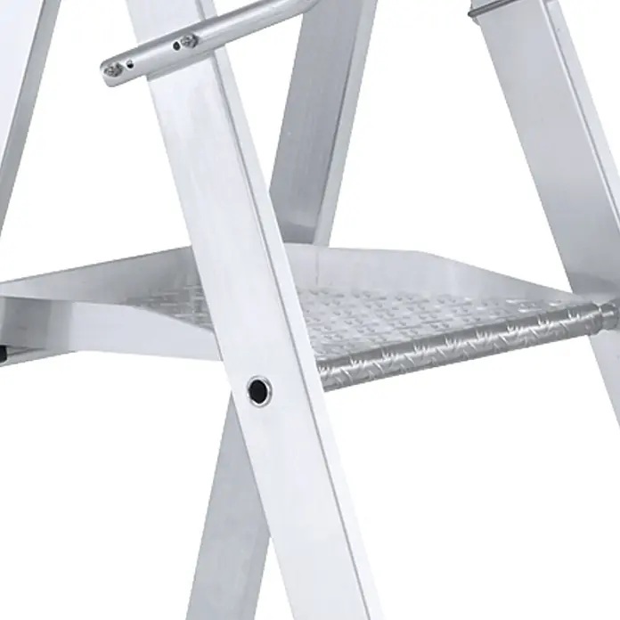 Zarges Stehleiter gebördelte Stehleiter Meistertritt S mit großer Plattform und Ablage 3 St - Anzahl Tritte: 3 Stk., Arbeitshöhe: 2.800 m, Aluminium - Silberne Aluminium-Trittleiter mit strukturierter Plattform und Rahmendetail.