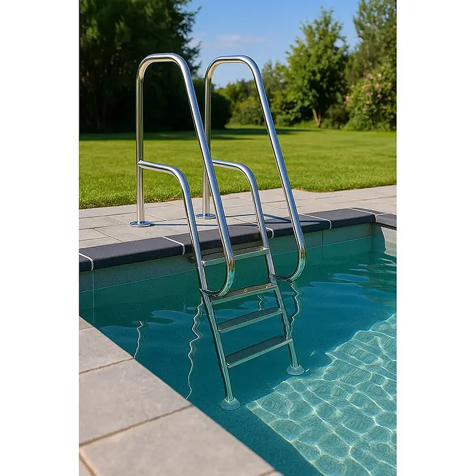 Ideal Eichenwald Anlegeleiter Poolleiter Modell 10 Florida Beckentiefe 1500mm Ausladung 700mm 5 Stufen - Anzahl Tritte: 5 Stk., Belastbarkeit: 120 kg, Edelstahl - Edelstahl-Poolleiter mit drei rutschfesten Stufen, in einem Schwimmbecken installiert.