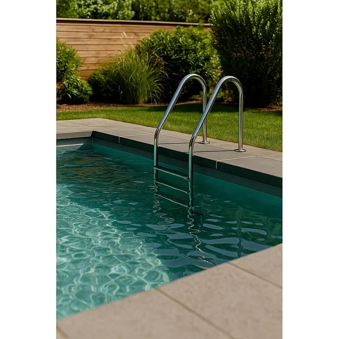Ideal Eichenwald Anlegeleiter Poolleiter Modell 05 Marina Beckentiefe 1340mm 4 Stufen - Anzahl Tritte: 4 Stk., Belastbarkeit: 120 kg, Edelstahl - Edelstahl-Schwimmbadleiter ragt in klares blaugrünes Wasser, umgeben von grauem Poolrand.