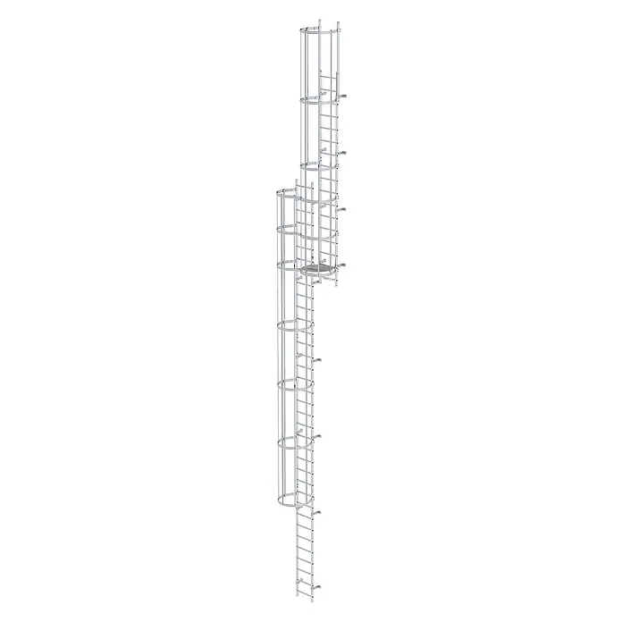 Munk Anlegeleiter ortsfeste Steigleitern Aluminium, 12,60m SH - Aluminium - Modulares Industrietreppensystem aus hellgrauem Metall mit Sicherheitskäfigen und einer Zwischenplattform für vertikalen Zugang.