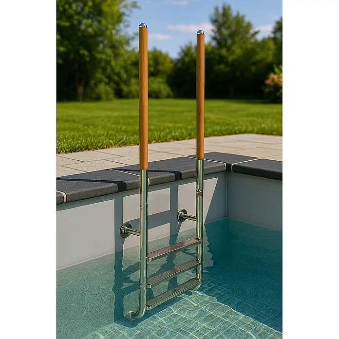 Ideal Eichenwald Anlegeleiter Poolleiter Modell 23 Roma mit einschraubbaren Griffstangen Beckentiefe 1060 - Anzahl Tritte: 3 Stk., Belastbarkeit: 120 kg, Edelstahl - Edelstahl-Poolleiter mit Holzgriffen, teilweise in einem blauen Schwimmbecken.