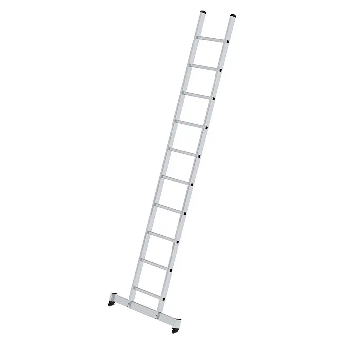 Munk Anlegeleiter Anlegeleiter mit nivello-Traverse 10 Sprossen - Anzahl Tritte: 10 Stk., Arbeitshöhe: 4.100 m, Aluminium - Silberne Aluminium-Anlegeleiter mit schwarzen Antirutschfüßen und Kappen, schräg stehend.