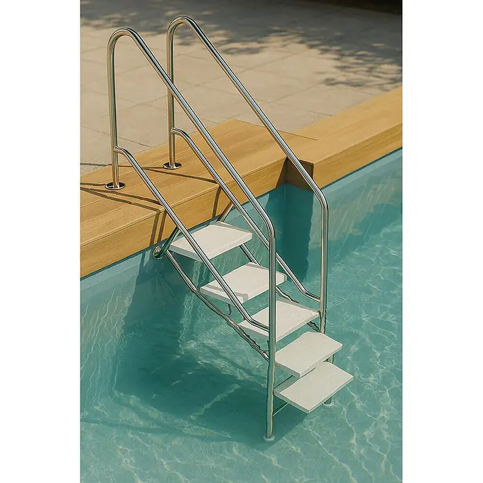Ideal Eichenwald Anlegeleiter Pooltreppe Modell 08.1 Miami Beckentiefe 1399mm Ausladung 1338mm 6 Waffelbl - Anzahl Tritte: 6 Stk., Belastbarkeit: 120 kg, Edelstahl - Edelstahl-Poolleiter mit weißen Stufen, in einen Pool mit Holzdeck integriert.