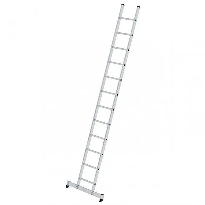 Munk Anlegeleiter Anlegeleiter mit nivello-Traverse 12 Sprossen - Anzahl Tritte: 12 Stk., Arbeitshöhe: 4.700 m, Aluminium - Silberne Aluminium-Anlegeleiter mit schwarzen Anti-Rutsch-Füßen und -Kappen, schräg gestellt.