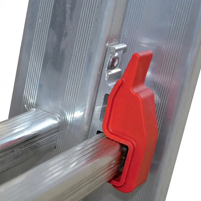 Facal Mehrzweckleiter Mehrzweckleiter STILO S100 3x11 Sprossen - Anzahl Tritte: 11 Stk., Arbeitshöhe: 7.960 m, Aluminium - Roter Kunststoff-Verriegelungsmechanismus an einer silbernen Leiterholm und Sprosse.