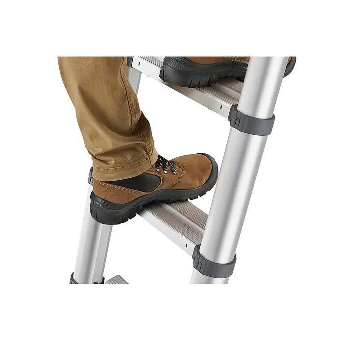 Munk Anlegeleiter ML Stufen Teleskopleiter 9 Stufen - Anzahl Tritte: 9 Stk., Arbeitshöhe: 3.400 m, Belastbarkeit: 150 kg, Aluminium - Fuß einer Person in braunem Arbeitsschuh auf einer silbernen Teleskopleiter-Sprosse.