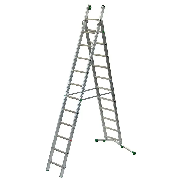 Facal Mehrzweckleiter Mehrzweckleiter SUPERPRIMA S600 2-teilig 11+12 Sprossen - Anzahl Tritte: 11 Stk., Arbeitshöhe: 7.200 m, Aluminium - Ausziehbare Aluminiumleiter in Silber mit grünen Akzenten, als Stehleiter aufgestellt.