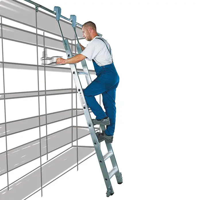 Munk Mehrzweckleiter Aluminium-Regalleiter fahrbar 6 Stufen - Anzahl Tritte: 6 Stk., Arbeitshöhe: 2.800 m, Aluminium - Mann in blauem Overall klettert auf einer Aluminiumleiter mit Rollen, die an einem Wandführungssystem befestigt ist.