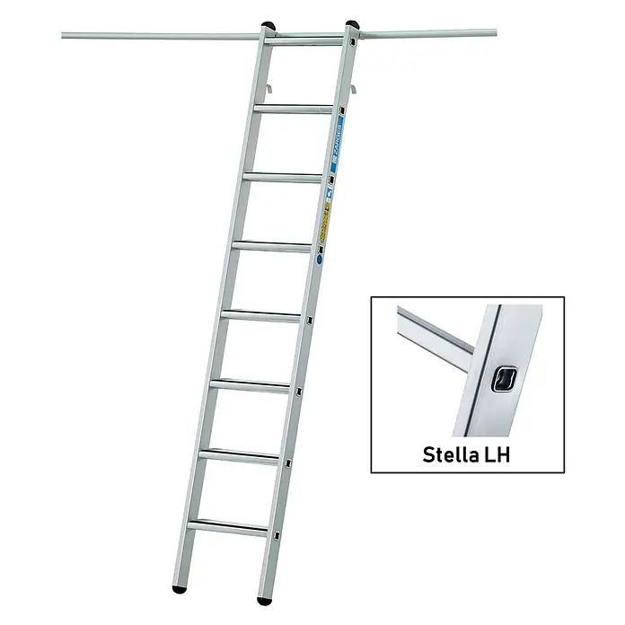 Zarges Mehrzweckleiter Regaleinhängeleiter Stella LH mit 6 Stufen - Anzahl Tritte: 6 Stk., Aluminium - Silberne Aluminium-Anlegeleiter, an Stange aufgehängt. Nahaufnahme zeigt 'Stella LH' Sprossenverbindung im Detail.