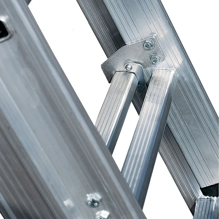 Euroline Mehrzweckleiter Premium 306 Mehrzweckleiter 2x10 Sprossen - Anzahl Tritte: 10 Stk., Arbeitshöhe: 6.150 m, Aluminium - Nahaufnahme eines Aluminiumleitergelenks, das die verschraubte Verbindung zweier gerippter Abschnitte zeigt.