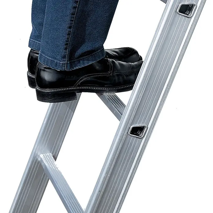 Euroline Mehrzweckleiter Premium 306 Mehrzweckleiter 2x10 Sprossen - Anzahl Tritte: 10 Stk., Arbeitshöhe: 6.150 m, Aluminium - Silberne Aluminiumleiter mit Füßen in schwarzen Schuhen auf einer Sprosse.