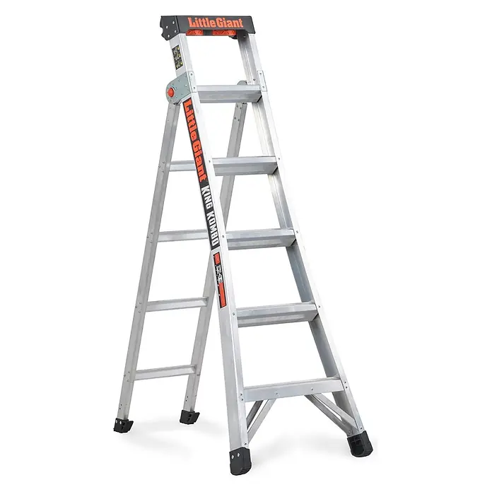 Altrex Mehrzweckleiter King Kombo 3-in-1 Stehleiter mit 6+3 Stufen - Anzahl Tritte: 9 Stk., Arbeitshöhe: 4.000 m - Silberne Aluminium Little Giant King Kombo Mehrzweckleiter mit schwarzen Füßen und orangefarbenen Akzenten.