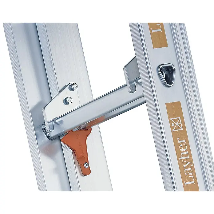Layher Schiebeleiter Topic 1035 Schiebeleiter 2x6 Sprossen - Anzahl Tritte: 6 Stk., Arbeitshöhe: 3.800 m, Aluminium - Nahaufnahme des silbernen Aluminium-Ausziehmechanismus einer Layher Leiter mit orangefarbenem Feststellhebel.