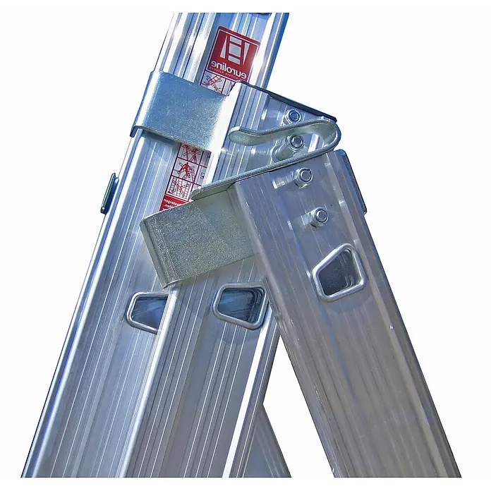 Euroline Mehrzweckleiter Premium 307 Mehrzweckleiter 3x12 Sprossen - Anzahl Tritte: 12 Stk., Arbeitshöhe: 9.500 m - Nahaufnahme eines silbernen Aluminiumleiterabschnitts mit Sprossen und Metallverriegelung.