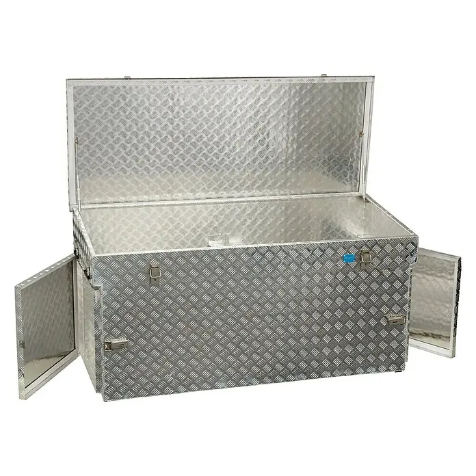 Alutec München Aufbewahrungs- & Transportbox R883 - 1.700 x 700 x 750 mm, 883 l - Aluminium-Aufbewahrungsbox mit Riffelblechmuster und aufklappbarem Deckel sowie zwei Seitenfächern.