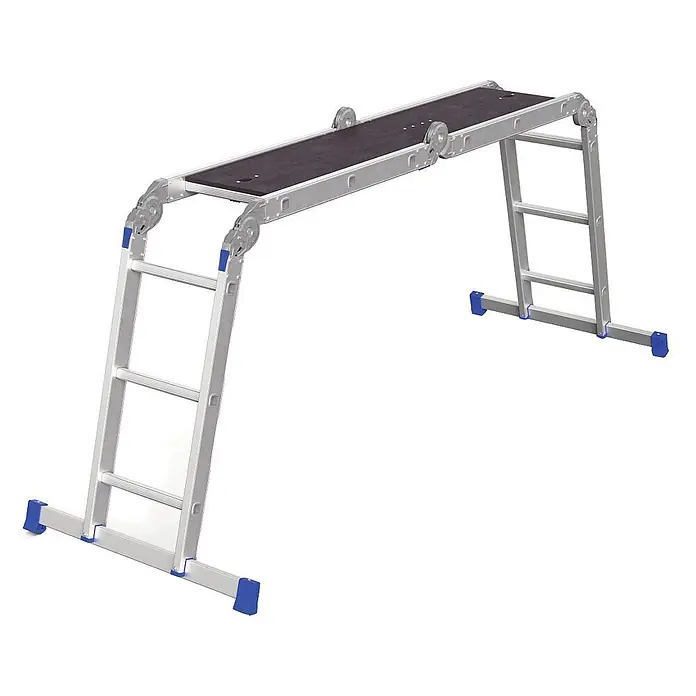 Werner Mehrzweckleiter Vielzweckleiter 4-teilig mit Plattform - Anzahl Tritte: 3 Stk., Arbeitshöhe: 4.540 m, Aluminium - Silberne Aluminium-Mehrzweckleiter als Plattform mit dunkler Oberfläche und blauen Füßen.
