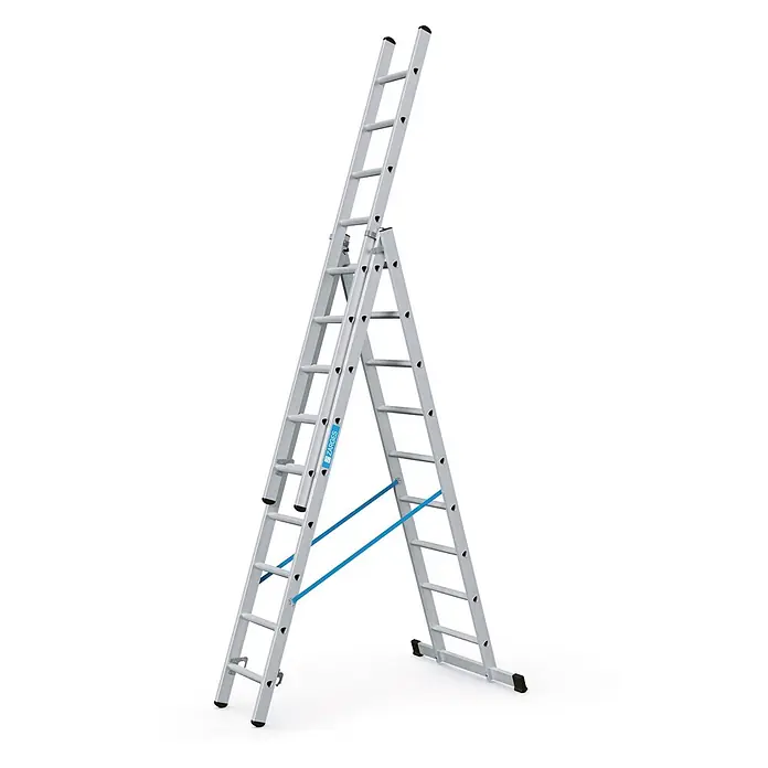 Zarges Mehrzweckleiter Skymaster DX Mehrzweckleiter 3x9 Sprossen - Anzahl Tritte: 9 Stk., Arbeitshöhe: 6.850 m, Aluminium - Silberne Aluminium-Mehrzweckleiter, als Stehleiter mit Auszug aufgestellt, mit blauen Stabilisierungsbändern und schwarzen Füßen.