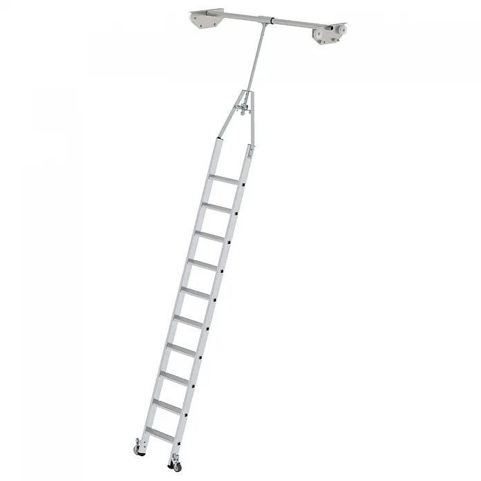 Munk Mehrzweckleiter Aluminium-Regalleiter für Doppelregal drehbar 10 Stufen - Anzahl Tritte: 10 Stk., Arbeitshöhe: 4.380 m, Aluminium - Silberfarbene Aluminium-Dachbodenleiter mit Stufen und Rollen, an einer Deckenhalterung befestigt.