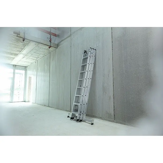 Munk Mehrzweckleiter Stufen- Mehrzweckleiter mit Wandlaufrollen, clipstep R13 und Nivello® Trav - Anzahl Tritte: 8 Stk., Arbeitshöhe: 6.900 m, Aluminium - Vielseitige silberne Aluminiumleiter in einem unfertigen Betonraum.