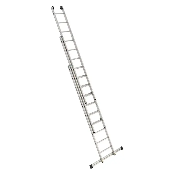 Euroline Mehrzweckleiter Premium 303 Schiebeleiter 3x10 Sprossen - Anzahl Tritte: 10 Stk., Arbeitshöhe: 8.100 m, Aluminium - Silberne Aluminium-Dreifach-Ausziehleiter mit oberen Rollen und breiter Quertraverse am Fuß.