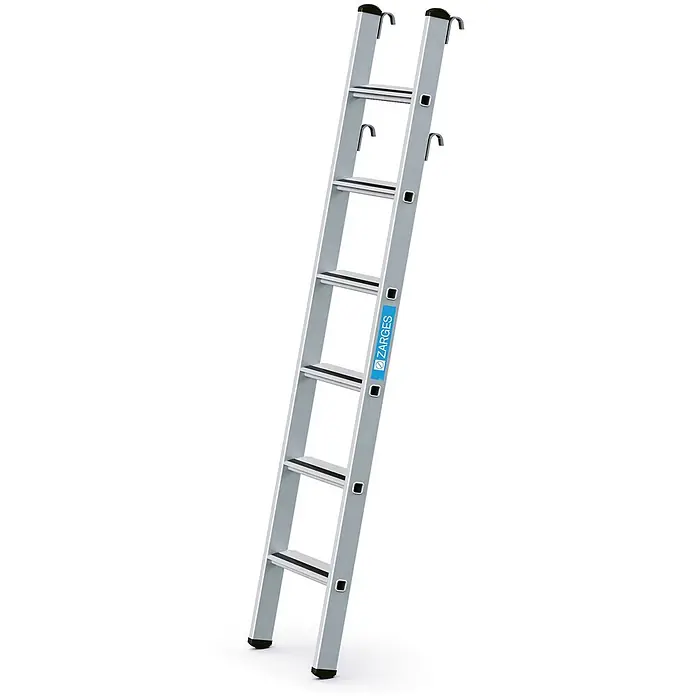 Zarges Mehrzweckleiter Regaleinhängeleiter Saferstep LH mit 6 Stufen - Anzahl Tritte: 6 Stk., Arbeitshöhe: 2.880 m, Aluminium - Silberne Aluminium-Einfachleiter mit schwarzen Anti-Rutsch-Sprossen, schwarzen Füßen und oberen Haken, mit blauem ZARGES-Etikett.