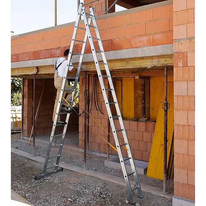 Zarges Mehrzweckleiter Kombileiter Combimaster Plus X 2x6 Sprossen - Anzahl Tritte: 6 Stk., Arbeitshöhe: 3.800 m, Aluminium - Silberne Gelenkleiter aus Aluminium, von einem Arbeiter auf einer Baustelle in A-Form verwendet.