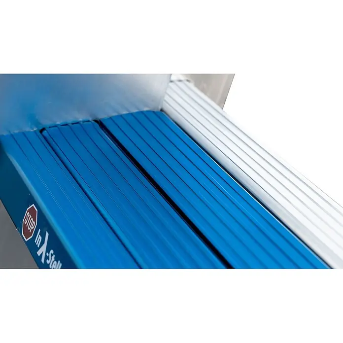 Iller Leiter Mehrzweckleiter Stufen Mehrzweck ERGO Plus mit plattformartigen Standflächen 3x8 Stufen - Arbeitshöhe: 6.700 m, Aluminium - Blaue und silberne, geriffelte Antirutsch-Oberfläche eines Tritts oder einer Plattform, mit einem „STOP“-Schild.