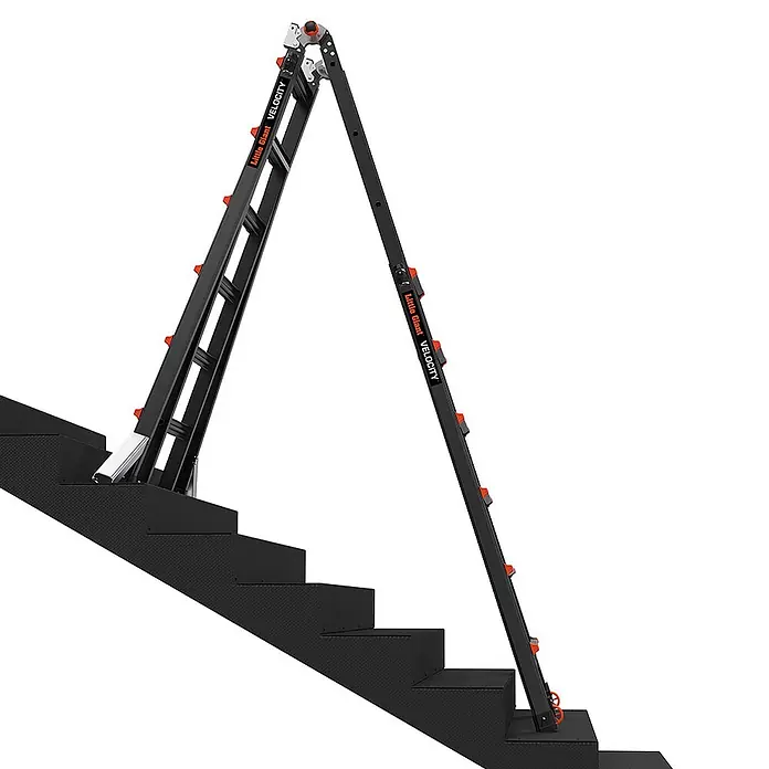 Altrex Mehrzweckleiter Vielzweckleiter Velocity Black Pro 4x6 Sprossen - Anzahl Tritte: 6 Stk., Arbeitshöhe: 7.680 m - Schwarze Little Giant Velocity Leiter mit orangefarbenen Akzenten, als A-Leiter auf schwarzen Treppen, betont ihre Anpassungsfähigkeit.