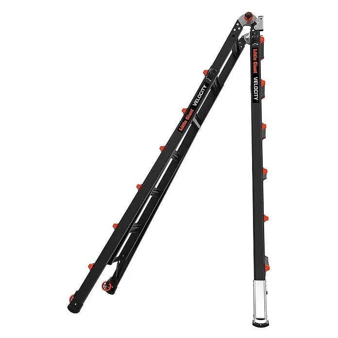 Altrex Mehrzweckleiter Vielzweckleiter Velocity Black Pro 4x6 Sprossen - Anzahl Tritte: 6 Stk., Arbeitshöhe: 7.680 m - Schwarze Little Giant Velocity Gelenkleiter mit orangefarbenen Akzenten, teilweise zusammengeklappt, mit Rollen.