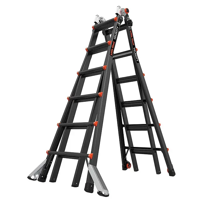 Altrex Mehrzweckleiter Vielzweckleiter Velocity Black Pro 4x6 Sprossen - Anzahl Tritte: 6 Stk., Arbeitshöhe: 7.680 m - Schwarze Little Giant Velocity Mehrzweckleiter in A-Rahmen-Konfiguration mit orangefarbenen Akzenten und Rollen.