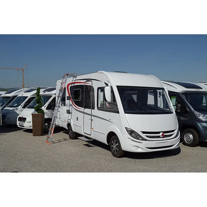 Siedra-Leitern Dachleiter Caravanleiter Sicherheitsleiter 977 4x4 Sprossen - Anzahl Tritte: 4 Stk., Arbeitshöhe: 4.200 m, Aluminium - Ein weißes Wohnmobil mit roten und grauen Akzenten und einer Leiter an der Seite, geparkt auf einem Stellplatz mit anderen Wohnmobilen.