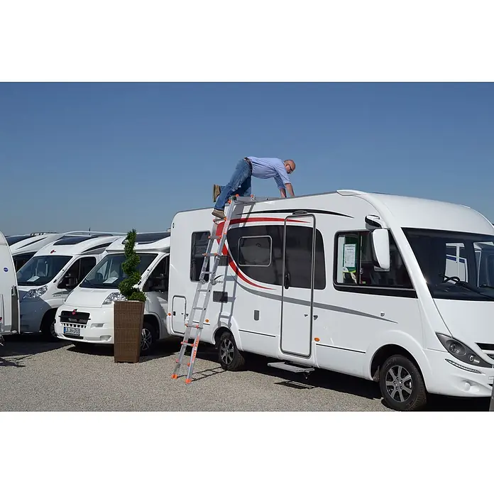 Siedra-Leitern Dachleiter Caravanleiter Sicherheitsleiter 977 4x4 Sprossen - Anzahl Tritte: 4 Stk., Arbeitshöhe: 4.200 m, Aluminium - Silberne Mehrzweckleiter mit orangefarbenen Akzenten, wird von einem Mann zum Besteigen eines weißen Wohnmobils verwendet.