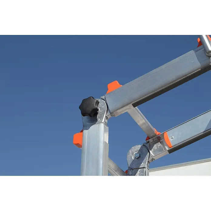 Siedra-Leitern Dachleiter Caravanleiter Sicherheitsleiter 977 4x4 Sprossen - Anzahl Tritte: 4 Stk., Arbeitshöhe: 4.200 m, Aluminium - Silbernes Aluminium-Leitergelenk mit schwarzem Sterngriff und orangefarbenen Akzenten vor blauem Himmel.