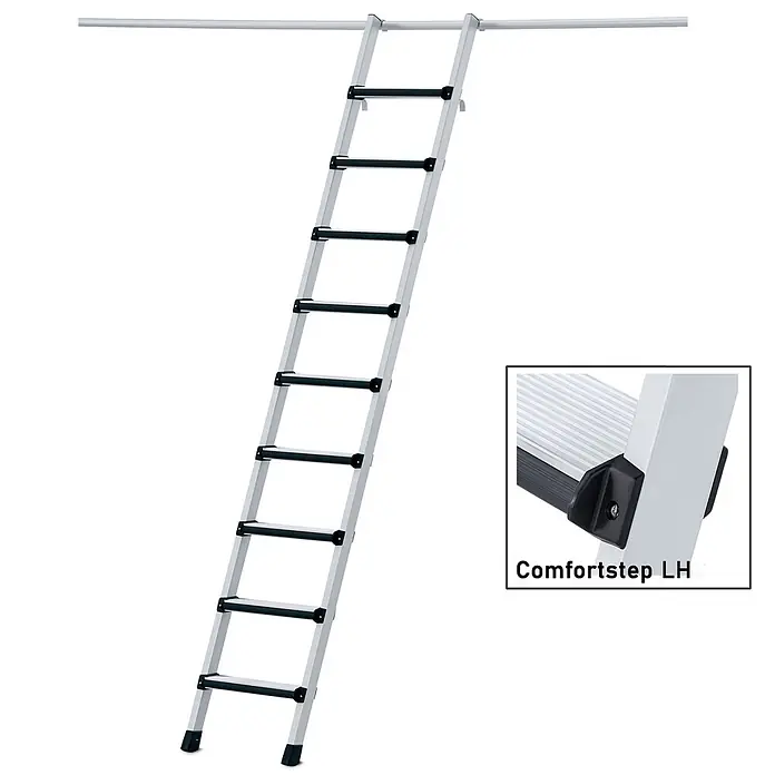 Zarges Mehrzweckleiter Regaleinhängeleiter Comfortstep LH mit 6 Sprossen - Anzahl Tritte: 6 Stk., Arbeitshöhe: 2.600 m, Aluminium - Silberne Aluminium-Bodentreppe mit schwarzen Komfortstufen, an einer Schiene eingehängt. Detailaufnahme "Comfortstep LH".