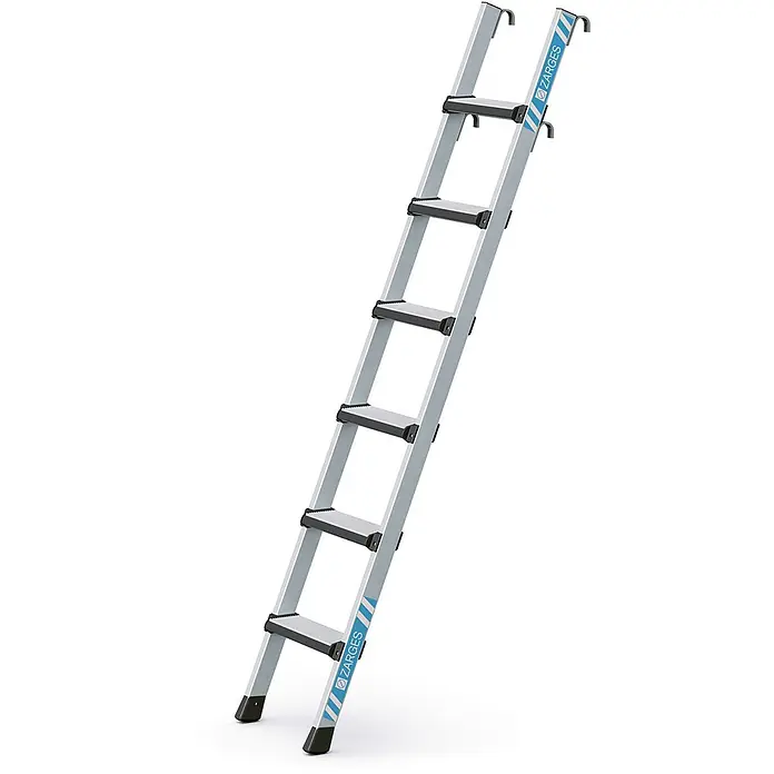 Zarges Mehrzweckleiter Regaleinhängeleiter Comfortstep LH mit 6 Sprossen - Anzahl Tritte: 6 Stk., Arbeitshöhe: 2.600 m, Aluminium - Silberne Aluminiumleiter mit schwarzen Anti-Rutsch-Stufen, schwarzen Füßen und oberen Haken, mit blauem 'ZARGES'-Logo.