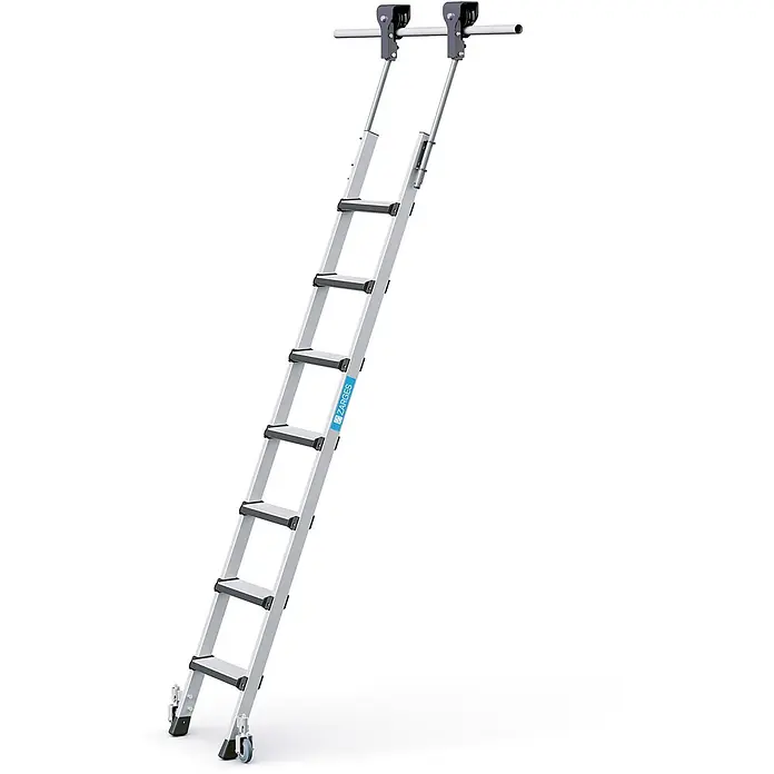 Zarges Mehrzweckleiter Regalleiter fahrbar Comfortstep Trec LH 7 Stufen - Anzahl Tritte: 7 Stk., Arbeitshöhe: 3.000 m, Aluminium - Silberne, ausziehbare Dachbodenleiter aus Aluminium mit schwarzen Stufen, Rollen oben und Rädern unten.