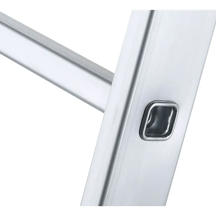 Zarges Mehrzweckleiter Skymaster X Mehrzweckleiter 3x9 Sprossen - Anzahl Tritte: 9 Stk., Arbeitshöhe: 7.450 m, Aluminium - Detail einer silbernen Aluminiumleiter, mit geriffelter Sprosse und Holm mit rechteckigem Metallbeschlag.