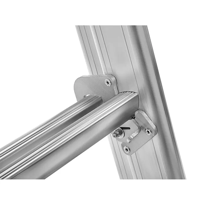 Mauderer Mehrzweckleiter Bavaria Leiterlift bis max. Förderhöhe 8,60m 2x16 Sprossen - Anzahl Tritte: 16 Stk., Belastbarkeit: 100 kg, Aluminium - Nahaufnahme eines silbernen Aluminium-Leitergelenkmechanismus, der eine Sprosse mit einem Verriegelungsbolzen an der vertikalen Schiene zeigt.