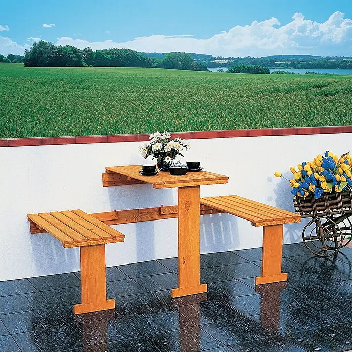 Promadino Balkonmöbel-Set - 3 -tlg., Kiefer, Braun - Aufnahme eines Picknicktisches aus Holz mit Bänken und Tischplatte vor einer malerischen Landschaft, die eine friedliche Outdoor-Szene darstellt.