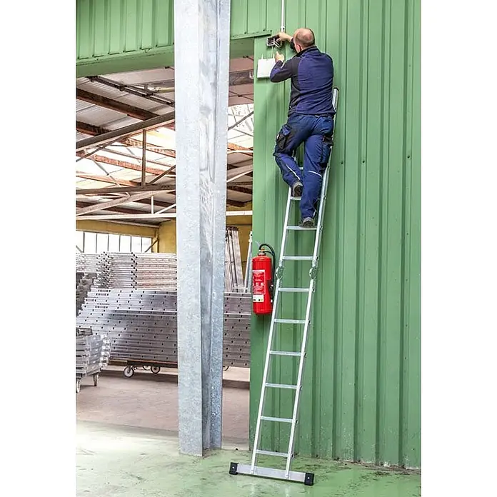 Euroline Mehrzweckleiter Premium 317 Klappleiter 2x6 Sprossen - Anzahl Tritte: 6 Stk., Arbeitshöhe: 4.350 m, Aluminium - Mann auf einer silbernen Aluminiumleiter, der Arbeiten in der Höhe ausführt.