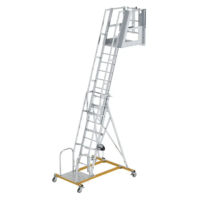 Munk Mehrzweckleiter Tankwagenleiter mit Sprossen Typ 1 - Arbeitshöhe: 5.400 m, Aluminium - Höhenverstellbare mobile Arbeitsplattform aus silbernem Aluminium mit Leiter und gelbem Rollgestell.