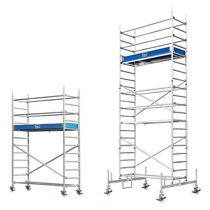Iller Leiter Rollgerüst Fahrgerüst 2,20x0,75m und 200mm Rollen spindelbar 4,40m AH - Arbeitshöhe: 4.400 m - Zwei mobile Alu-Rollgerüste, ein kurzes und ein hohes, beide mit blauen Arbeitsplattformen und Rollen.