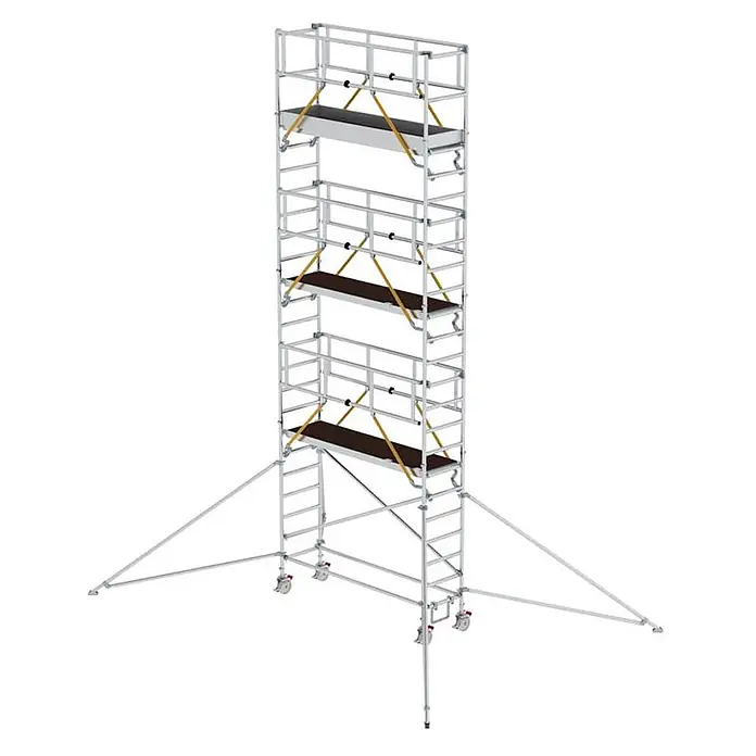 Munk Rollgerüst Rollgerüst SG mit Ausleger 0,75x3,00m Plattform 8,43m AH - Arbeitshöhe: 8.430 m - Hohes, silbernes Aluminium-Rollgerüst mit drei braunen Arbeitsplattformen, gelben Gurten, Rollen und Auslegern.