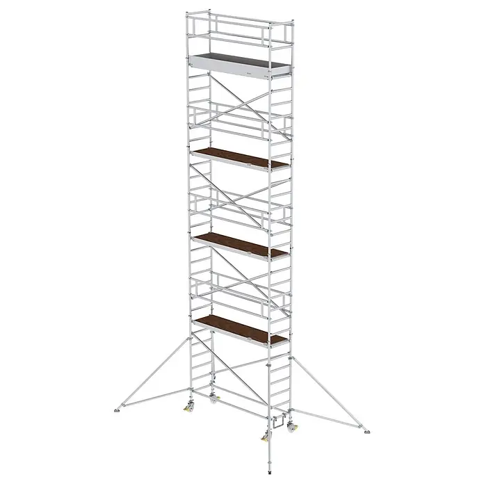 Munk Rollgerüst Aluminium-Rollgerüst mit Ausleger 2,45x0,75m Plattform 10,39m AH - Arbeitshöhe: 10.350 m - Hoher, silberner Aluminium-Gerüstturm mit braunen Holzplattformen, Lenkrollen und stabilisierenden Auslegern.